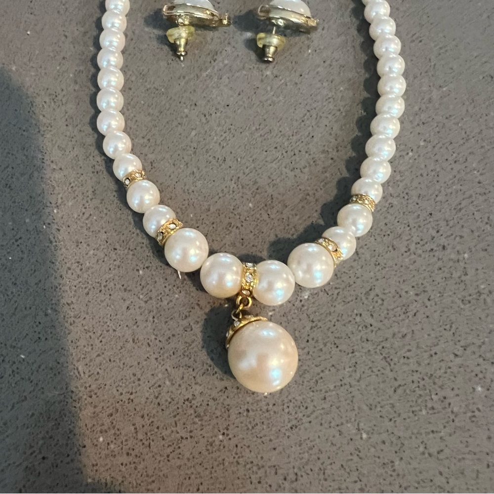 Elegant Pearl and diamond Necklace and Earring Set - Picture 3 of 6